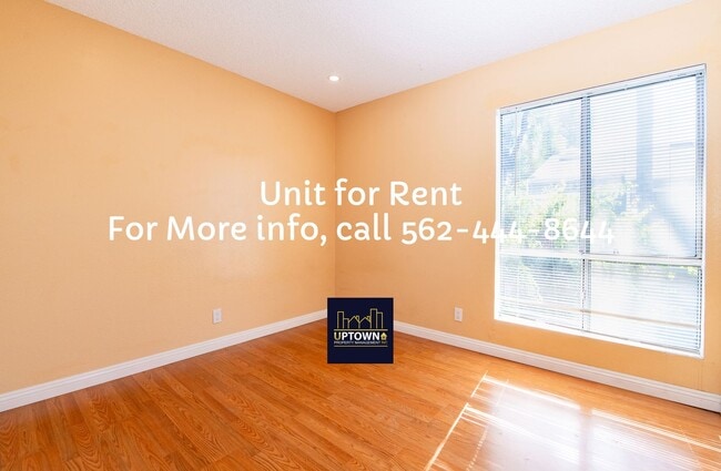 Building Photo - Townhome - 3 Bedrooms-2 Baths - Santa Ana