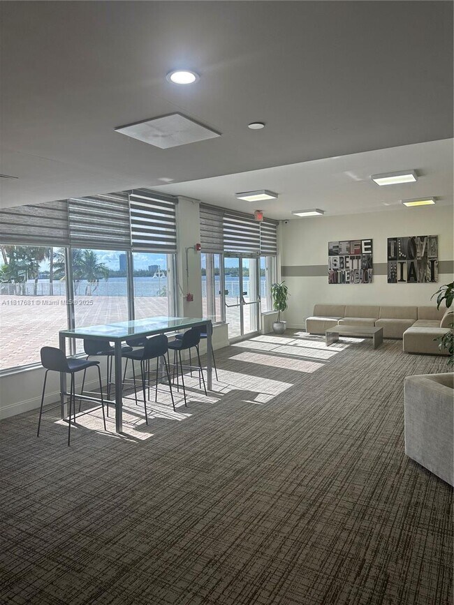 Building Photo - 10350 W Bay Harbor Dr
