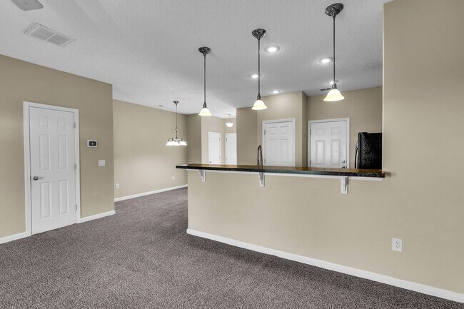 Building Photo - Charming 3-Bed Townhome in Prime Richmond Hill Location!