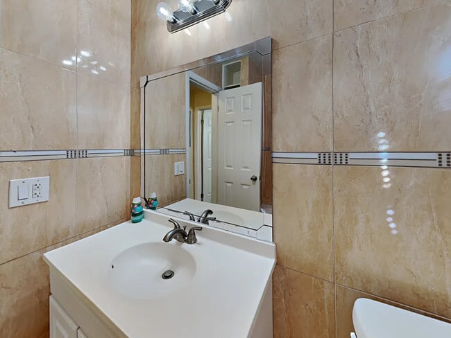 Building Photo - 3822 S Lake Terrace