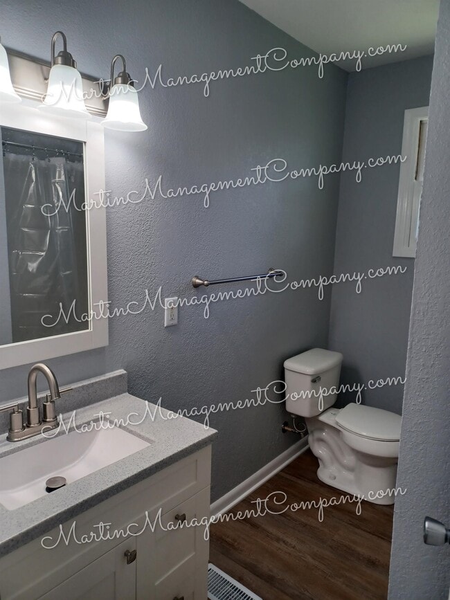 Building Photo - 109 E Clay St