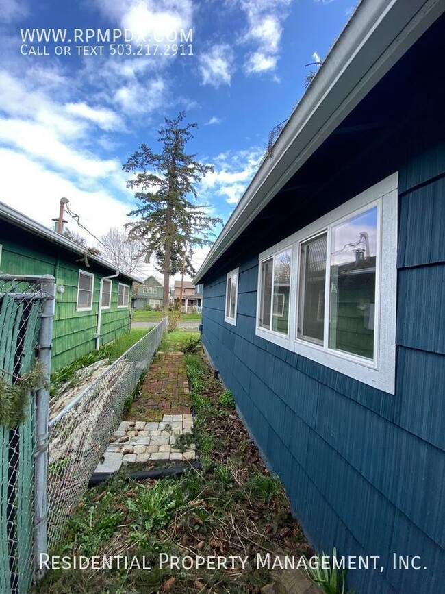 Building Photo - Classic North Portland Bungalow!