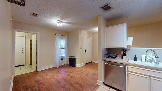 Building Photo - 9104 Quail Creek Dr