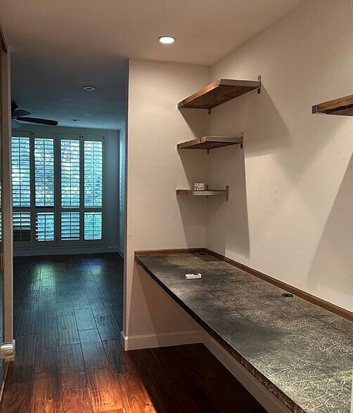 Building Photo - 8400 De Longpre Ave