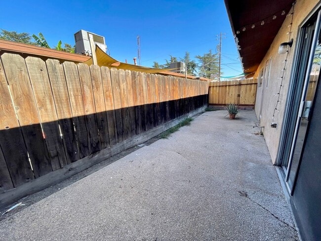 Building Photo - $1,650 Barstow & Minnewawa, 2 bedroom Condo - Clovis / Beautiful Landscaping