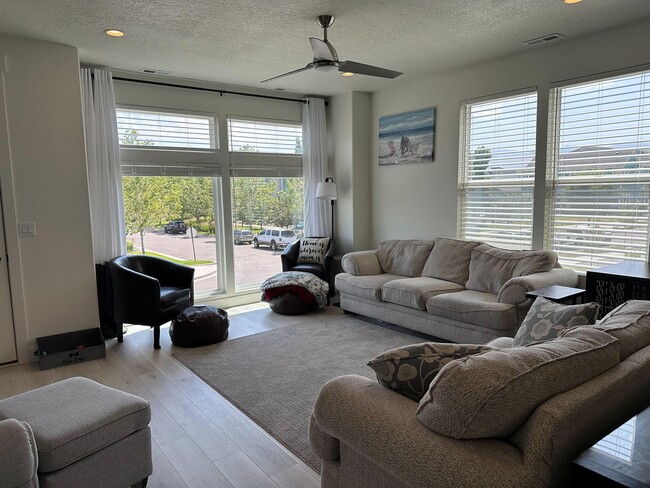 Building Photo - 4672 Vermillion Dr