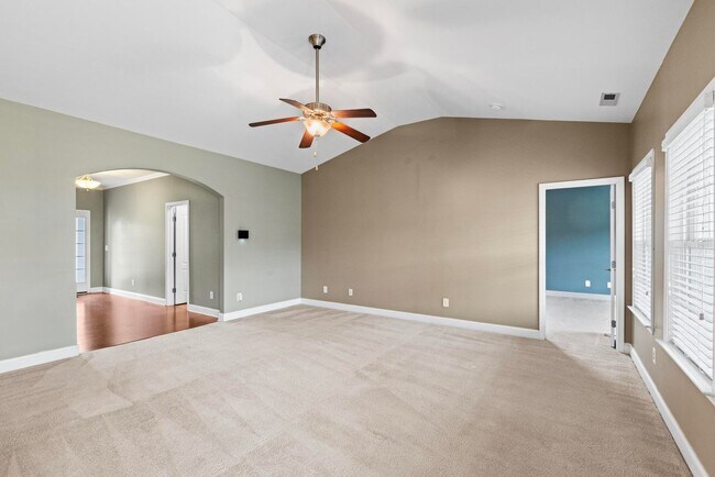 Building Photo - 3 bedroom Ranch Available Now!