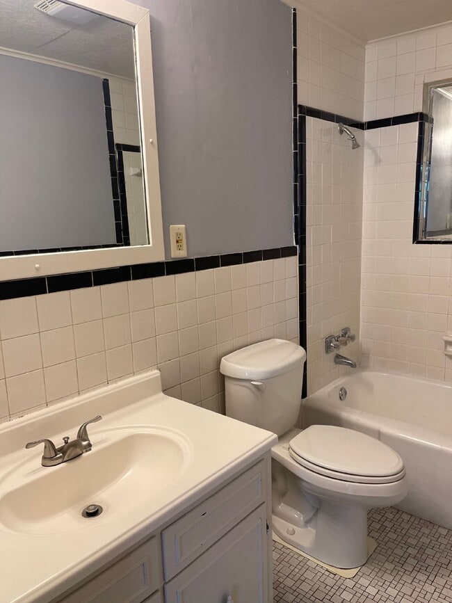 Building Photo - 1401 Brookhaven Rd