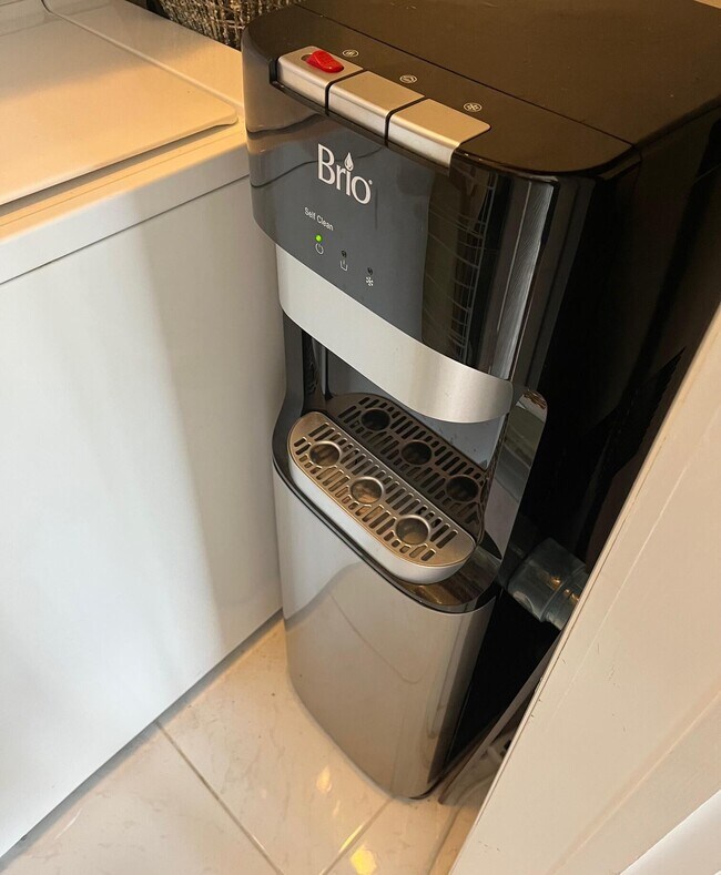 Building Photo - 1221 Hillsboro Mile