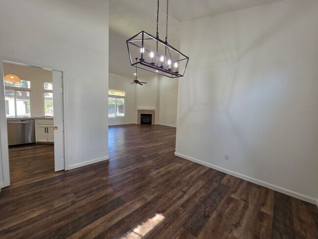 Building Photo - 3 bedroom 2 bathroom in a desirable SE Vis...