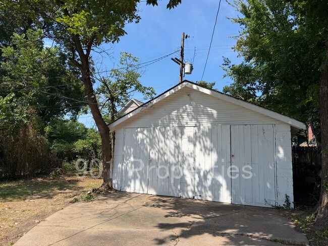 Building Photo - 1055 S Cox St