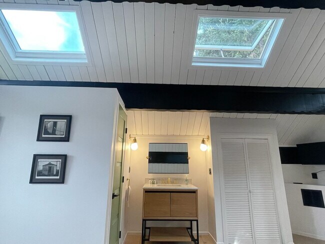 Building Photo - *Furnished 2 Bedroom 2 Bath Home in Big Be...