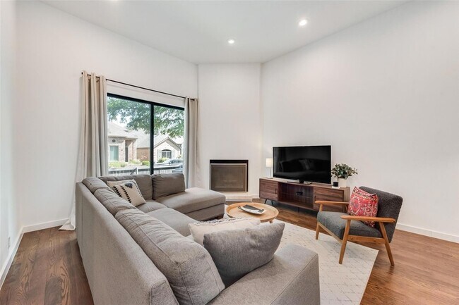 Building Photo - 5990 Lindenshire Ln