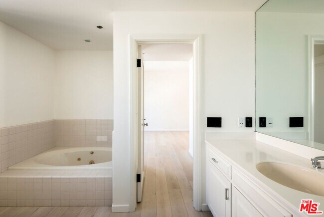 Building Photo - 10550 Wilshire Blvd