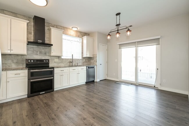 Building Photo - Bright & Airy 3 Bed/2 Bath with Attached Garage