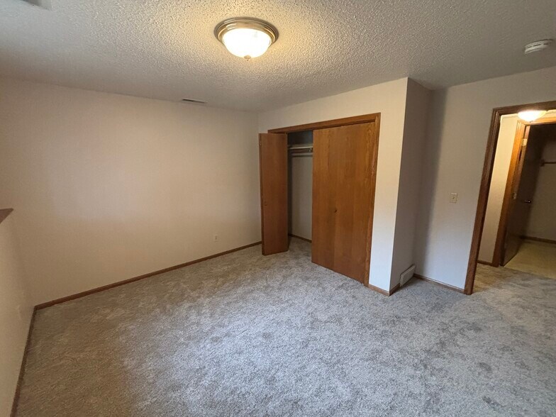 Building Photo - 125 Rosewood Ln S