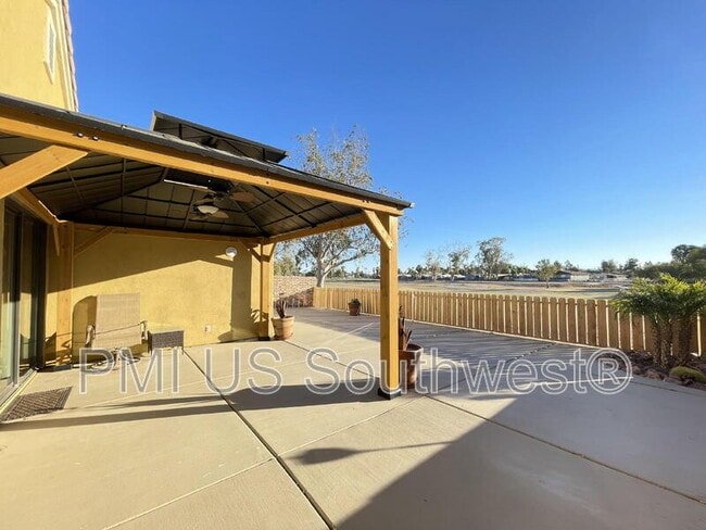 Building Photo - 2549 Country Club Dr