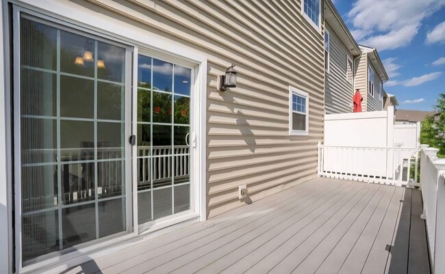 Building Photo - Spacious End-Unit Townhome for Rent in Mer...
