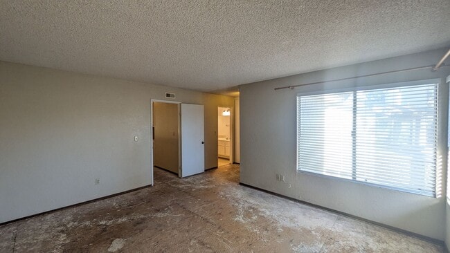 Building Photo - Townhome in Scripps Ranch - Available in July