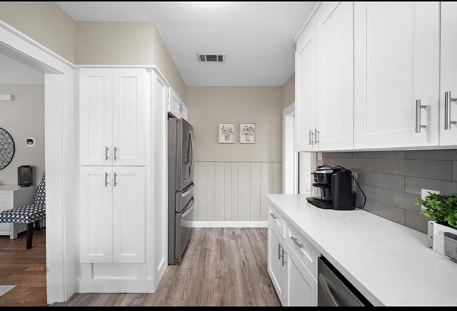 Building Photo - 1631 Castle Ct