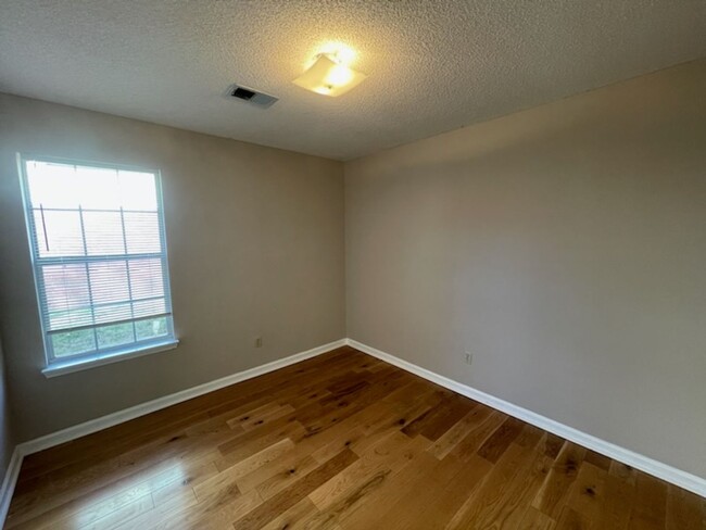 Building Photo - !Stonecreek Subdivision, hardwood floors!