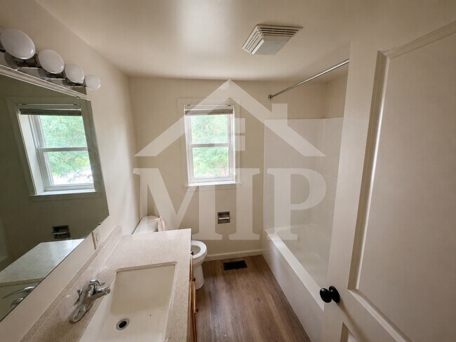 Building Photo - 568 Lincoln Way E