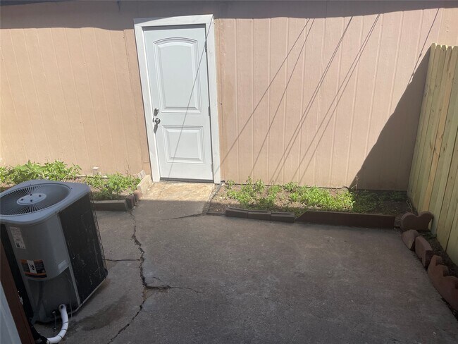 Building Photo - 12400 Brookglade Cir
