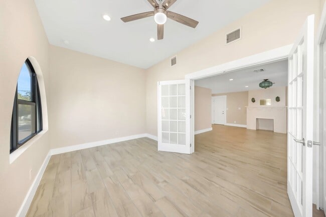 Building Photo - P201 - #9A Holiday Inn