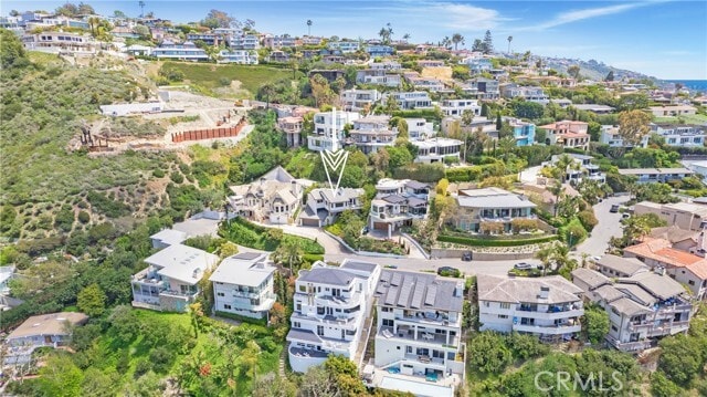 Building Photo - 546 Temple Hills Dr