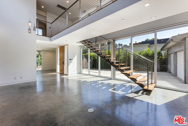 Building Photo - 547 Huntley Dr