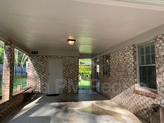 Building Photo - 204 Pennwood Ln