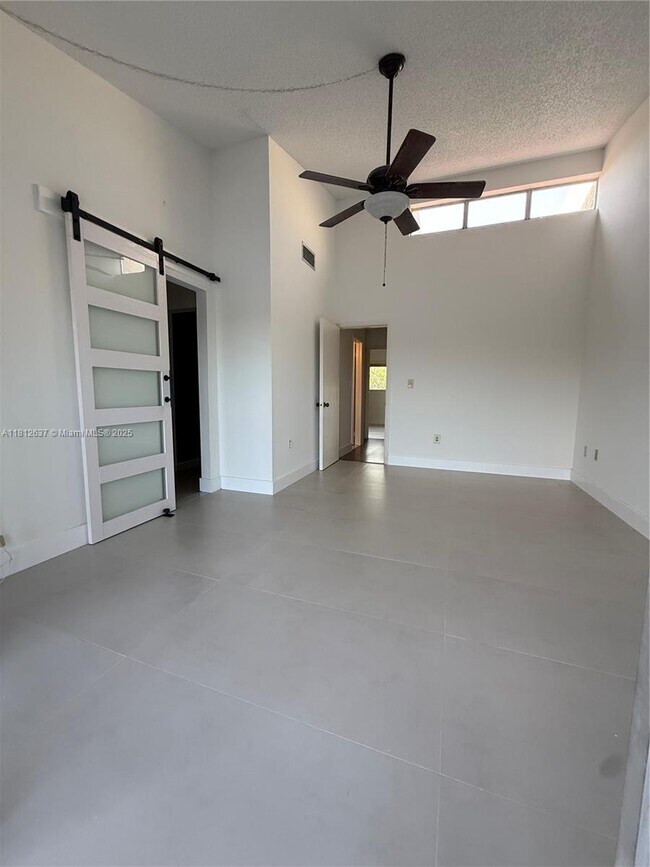 Building Photo - 14293 Kendale Lakes Cir