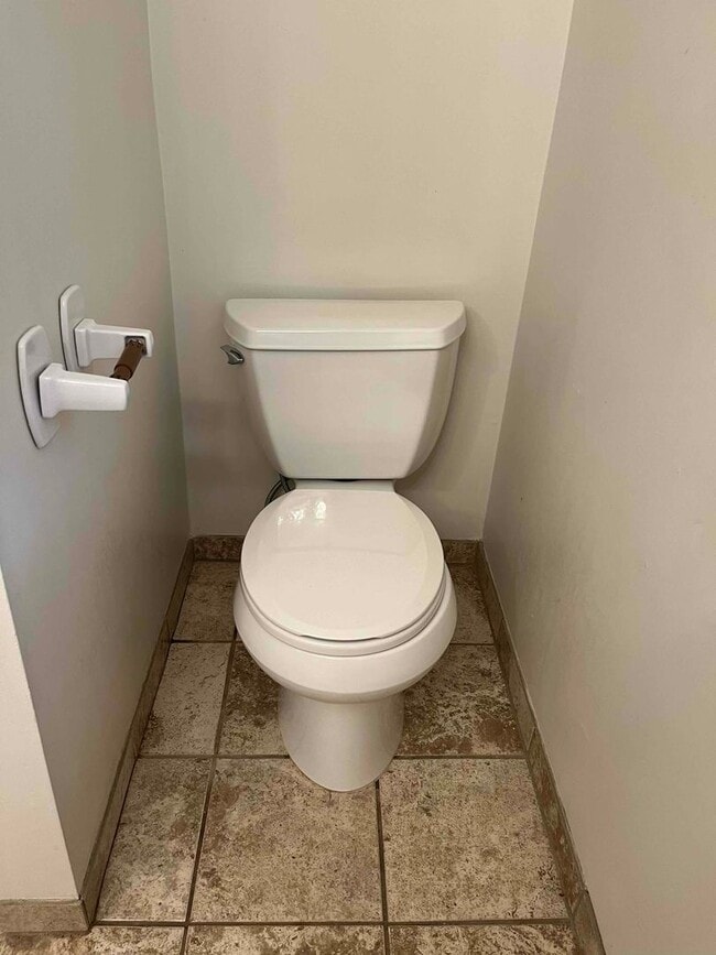 Building Photo - Caroline St. - 3BR / 2BA