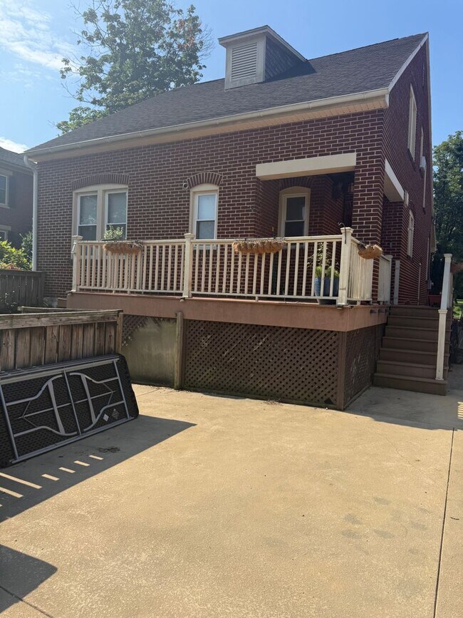 Building Photo - 561 Montgomery Ave