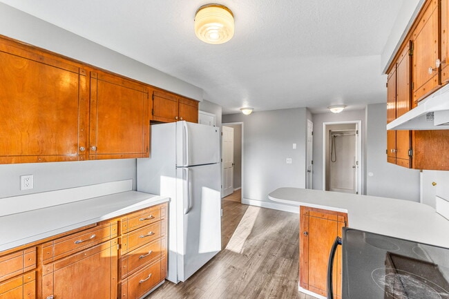 Building Photo - 524 NE Dallas Dr