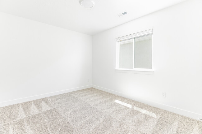 Building Photo - 4728 E Lake Corner Dr