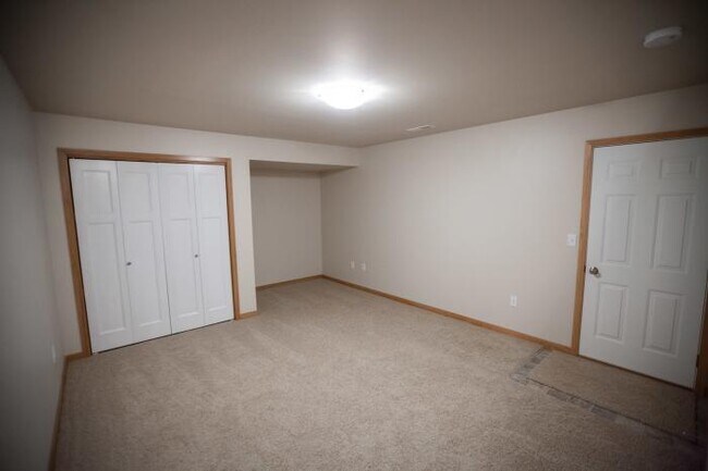 Building Photo - 3 bedroom in Iowa City IA 52246