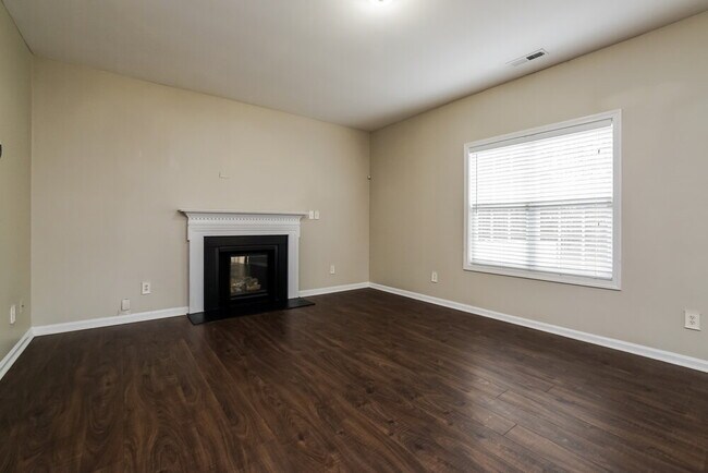 Building Photo - 610 Crosstie St