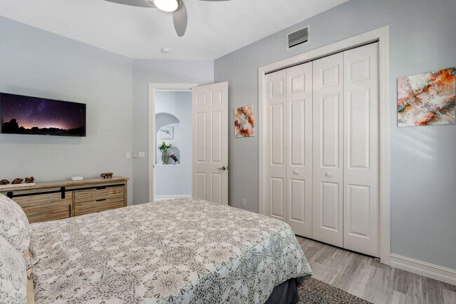 Building Photo - 2859 Tiburon Blvd E