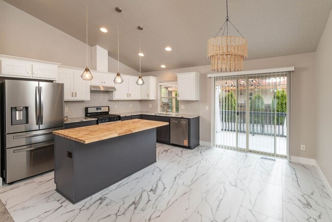 Building Photo - Refined Living in the Heart of Bend — Fully Remodeled Home for Lease