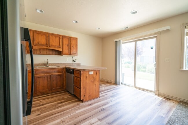 Building Photo - Modern 3 Bed, 2.5 Bath Townhouse - Excelle...