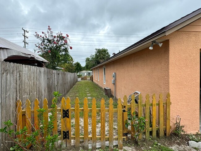 Building Photo - 3 Bedroom 2 Bath in Lakeland