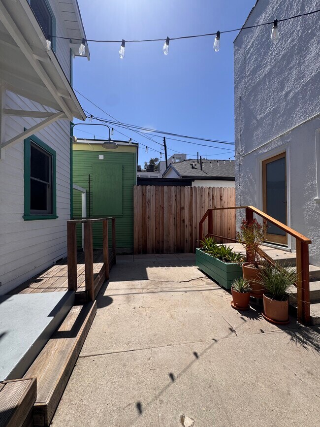 Building Photo - 1413 Abbot Kinney Blvd