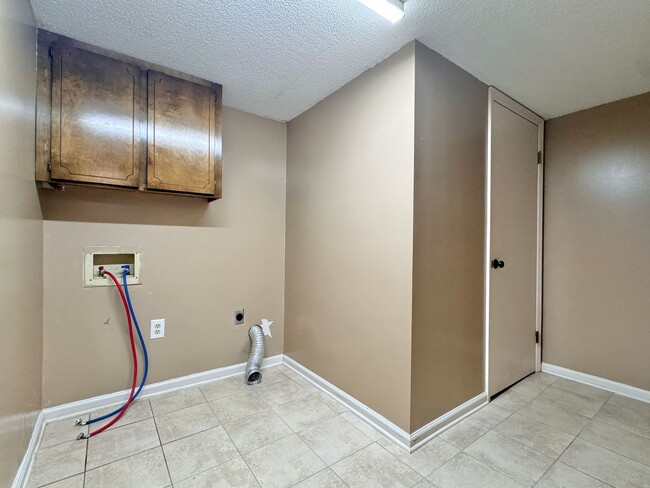 Building Photo - MOVE-IN READY!  [PET FRIENDLY]