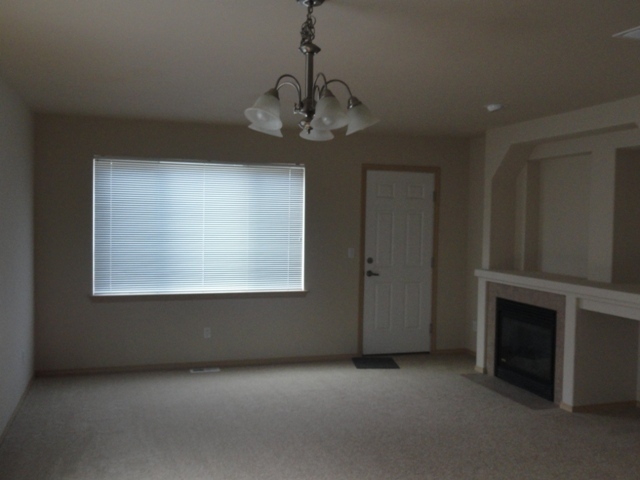 Building Photo - Wonderful 3 Bedroom 2 1/2 Bath Townhouse!!