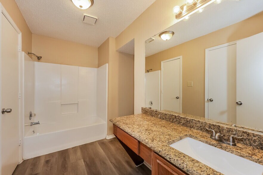 Building Photo - 1125 Hidden Creek Dr