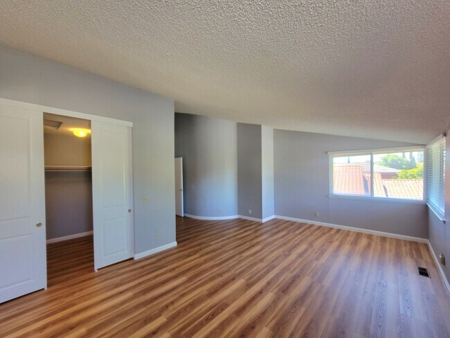 Building Photo - Spacious Beauty with Remodeled Kitchen and...
