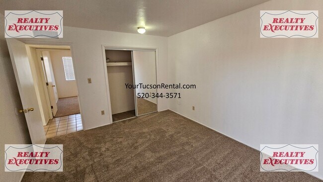 Building Photo - Fort Lowell & Campbell 2/1 - A/C and all a...
