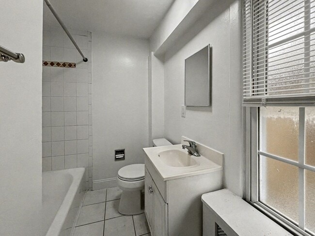 Building Photo - 4 Bedroom and 2 Bath House with In-Unit La...