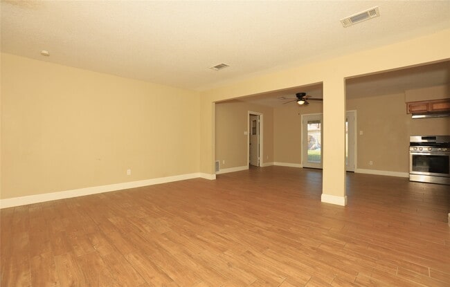 Building Photo - 103 E Meadow Ln